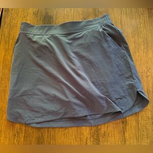 Slazenger women’s slate blue golf skirt with shorts and pockets. Size medium